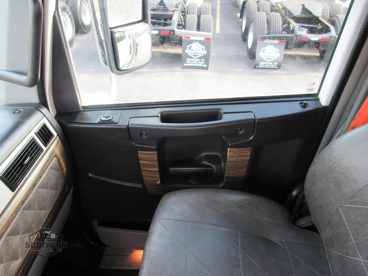 Used 2019 FREIGHTLINER 122SD