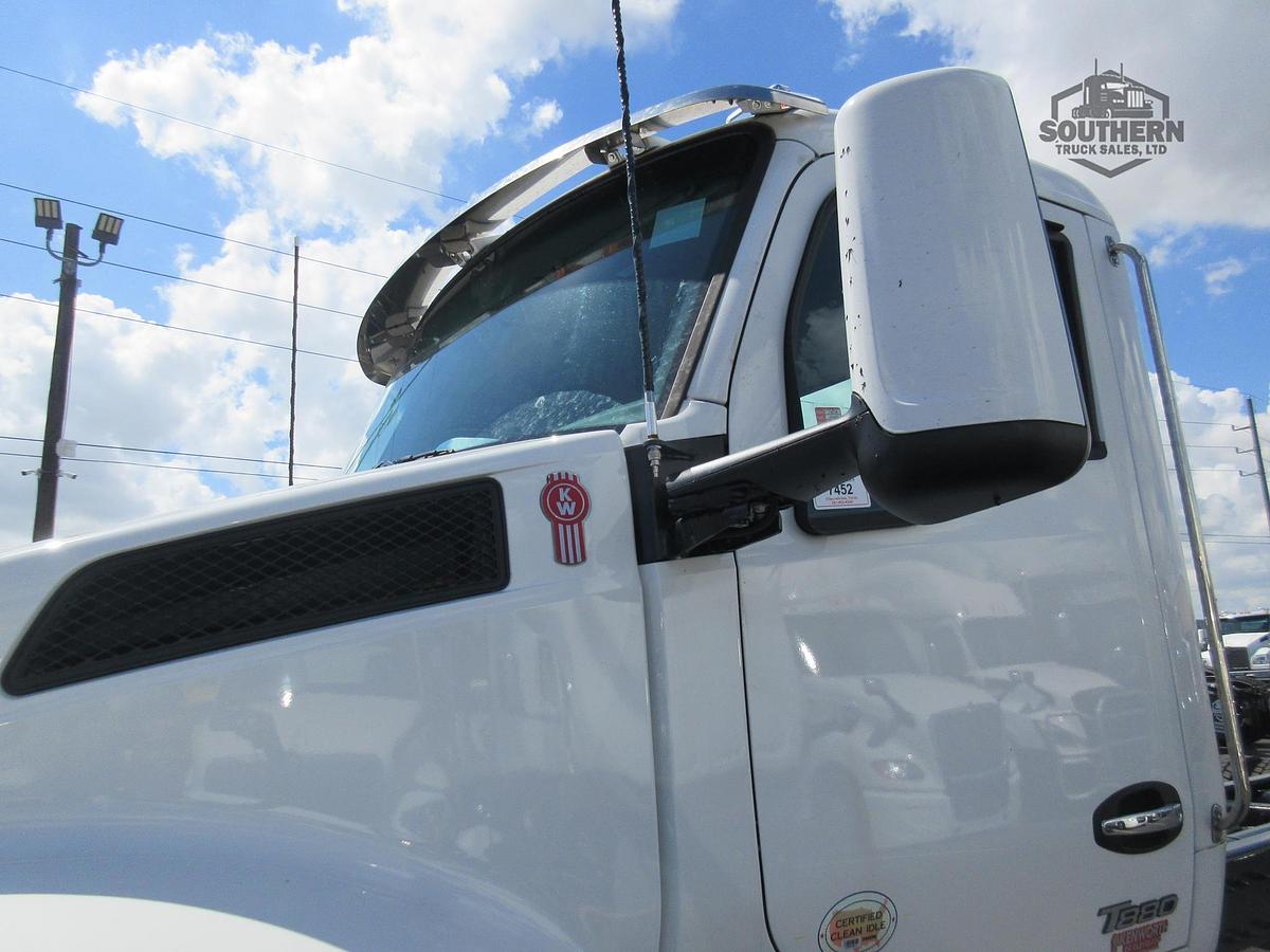 2025 KENWORTH T880