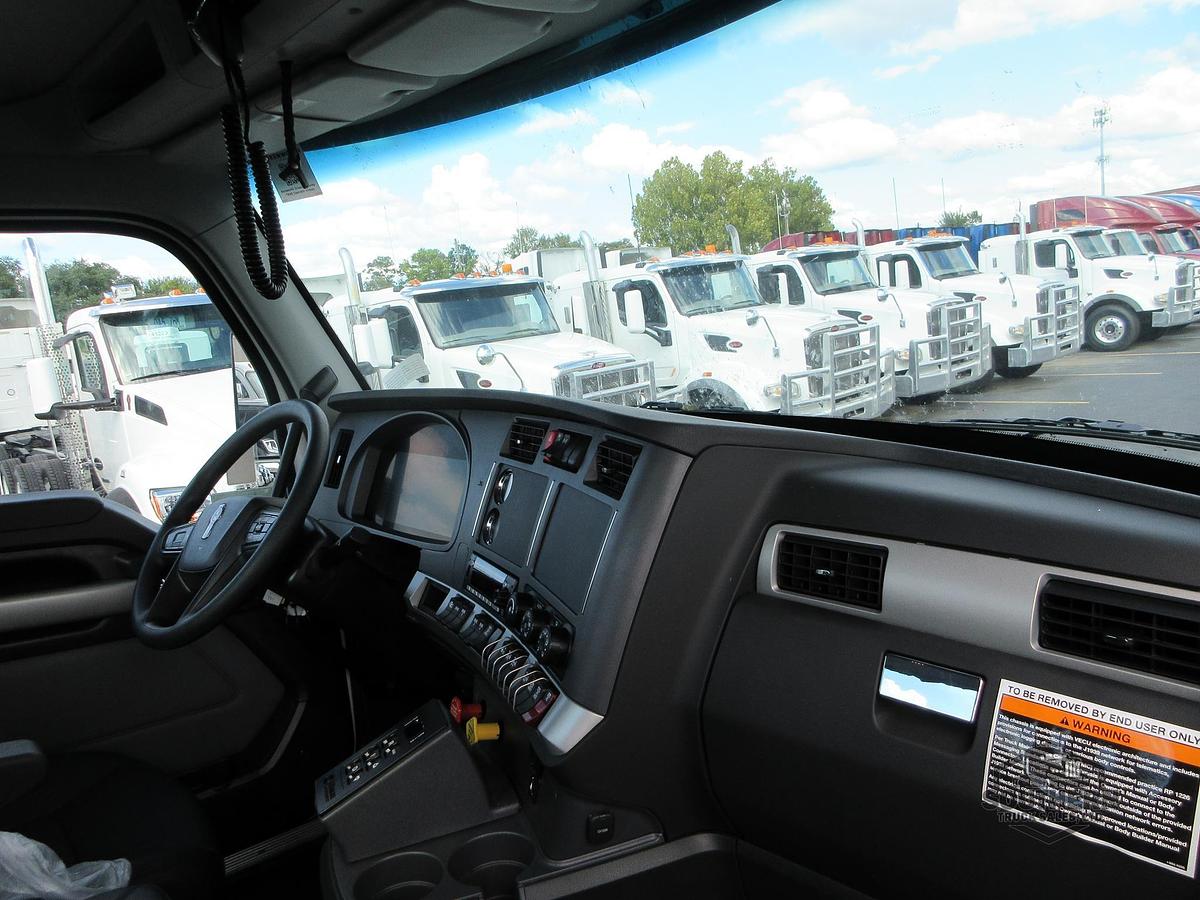 2025 KENWORTH T880