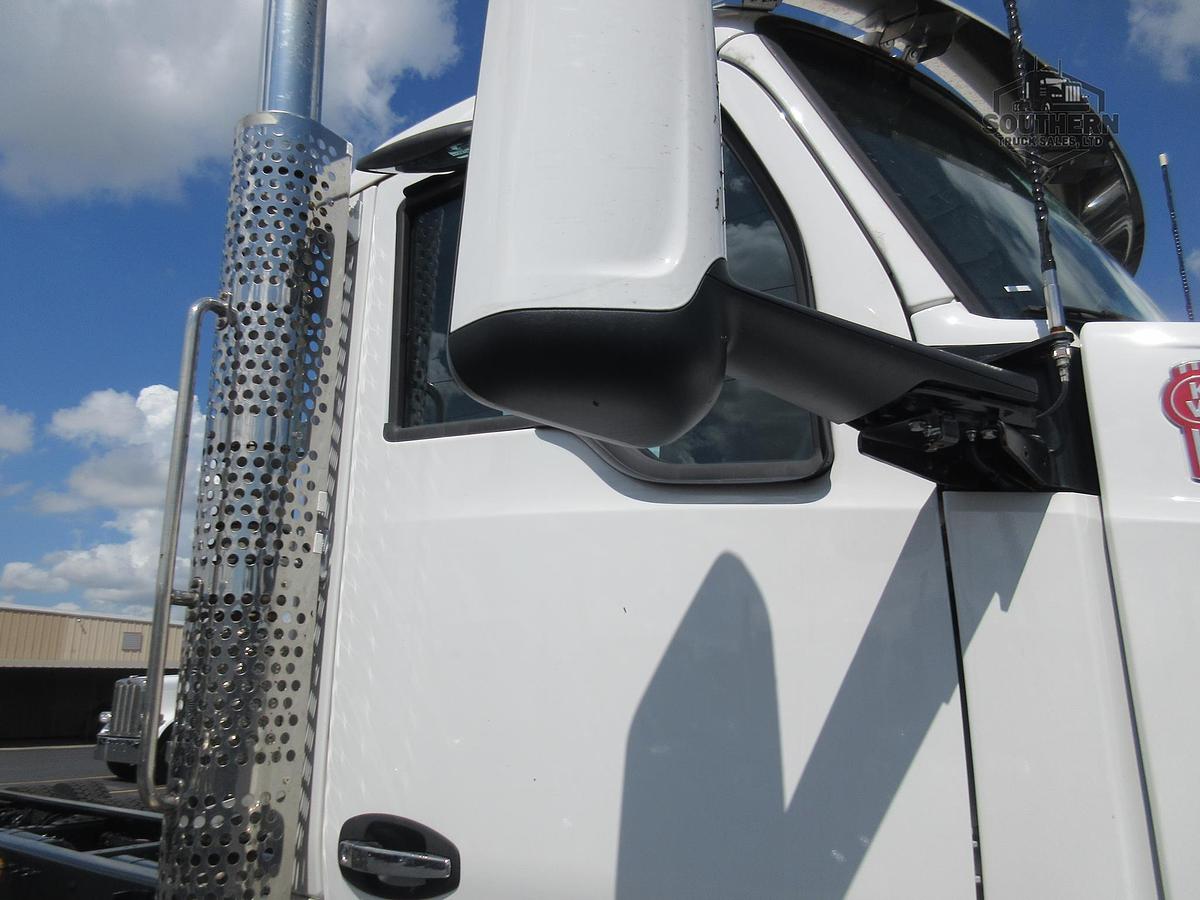 2025 KENWORTH T880
