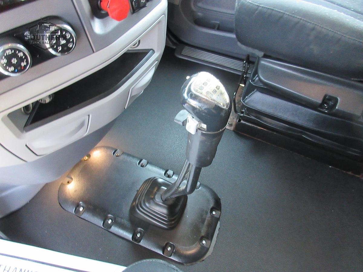 Used 2015 PETERBILT 567