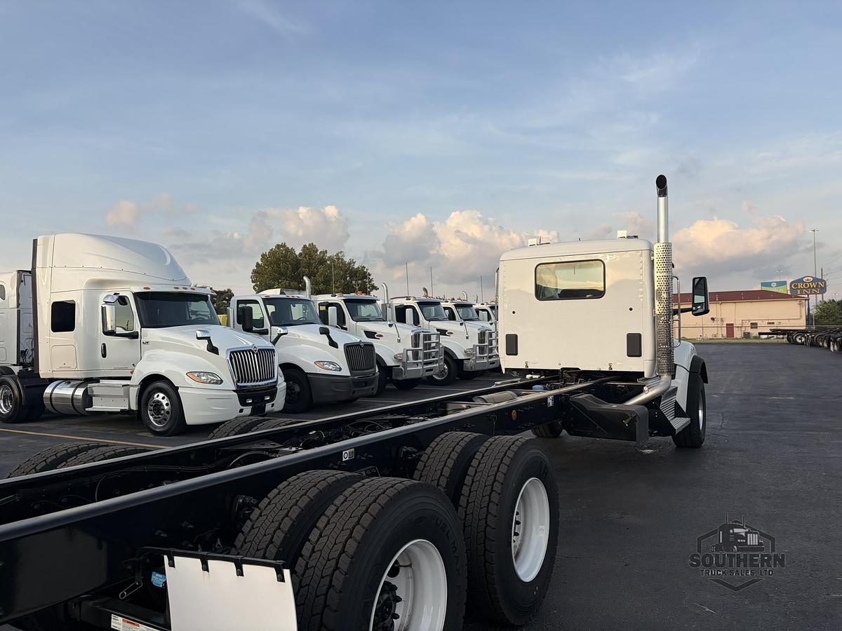 2025 KENWORTH T880