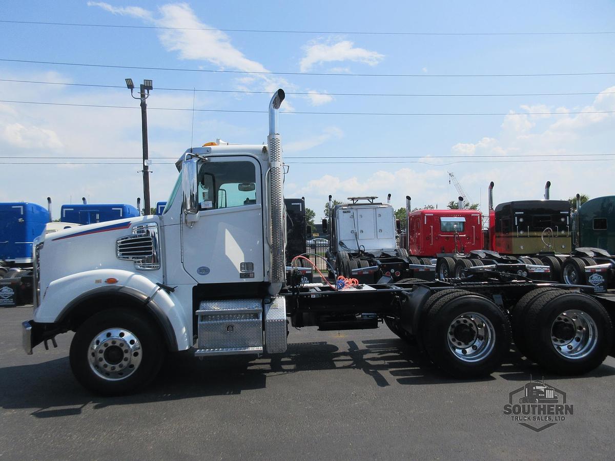 Used 2019 FREIGHTLINER CORONADO 122 SD