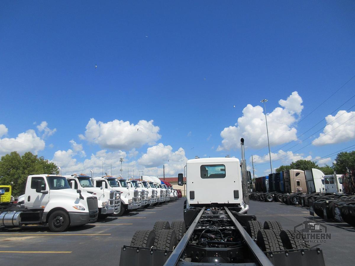 2025 KENWORTH T880