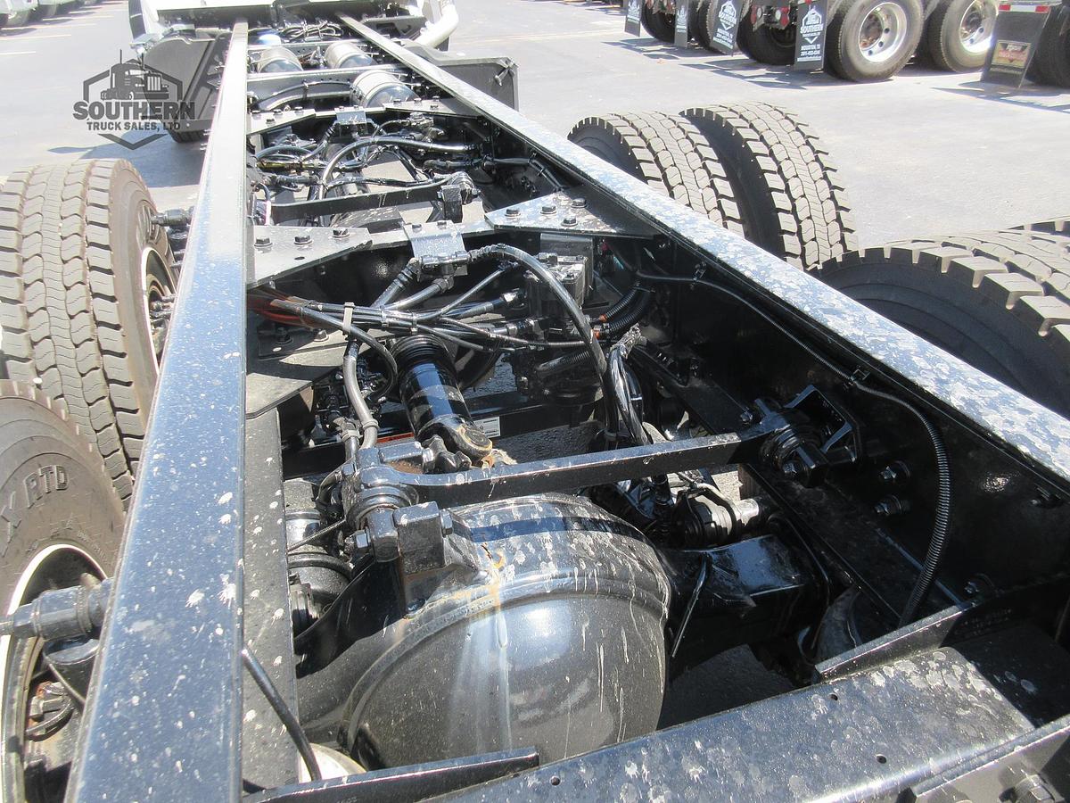 2025 KENWORTH T880