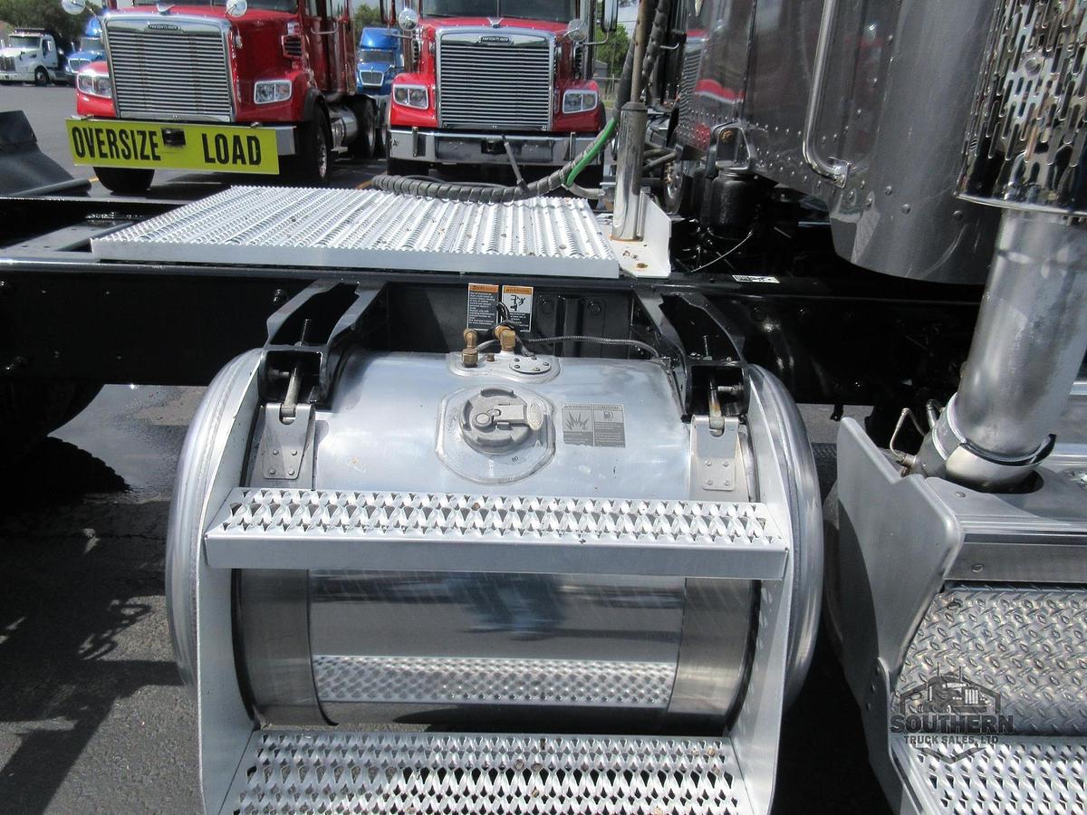 Used 2022 PETERBILT 389