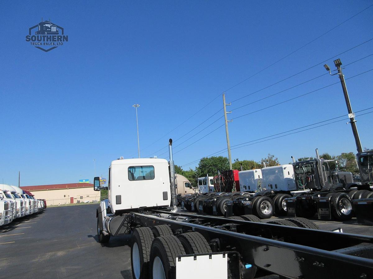 2025 KENWORTH T880