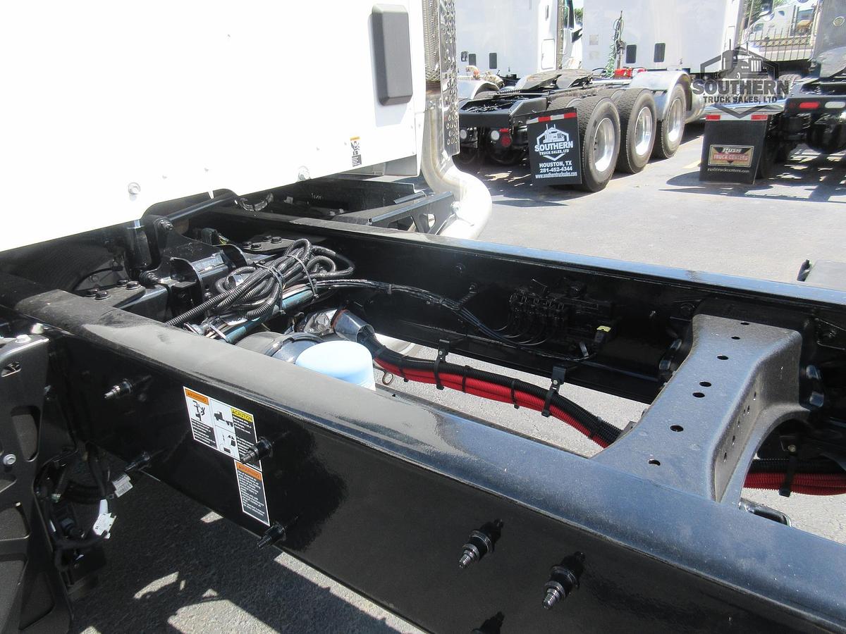 2025 KENWORTH T880