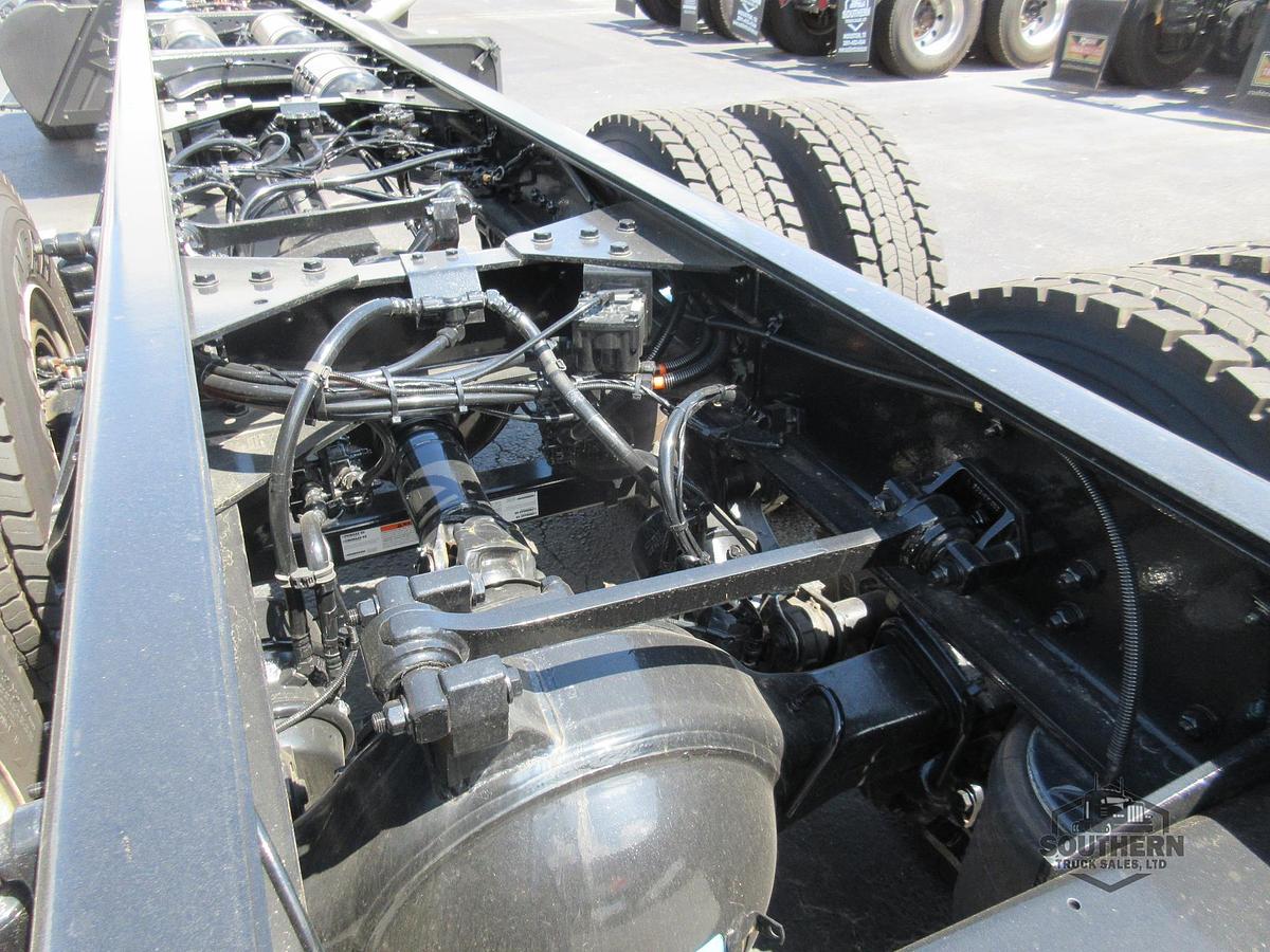 2025 KENWORTH T880