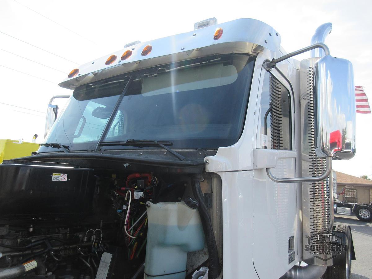 Used 2019 FREIGHTLINER 122SD