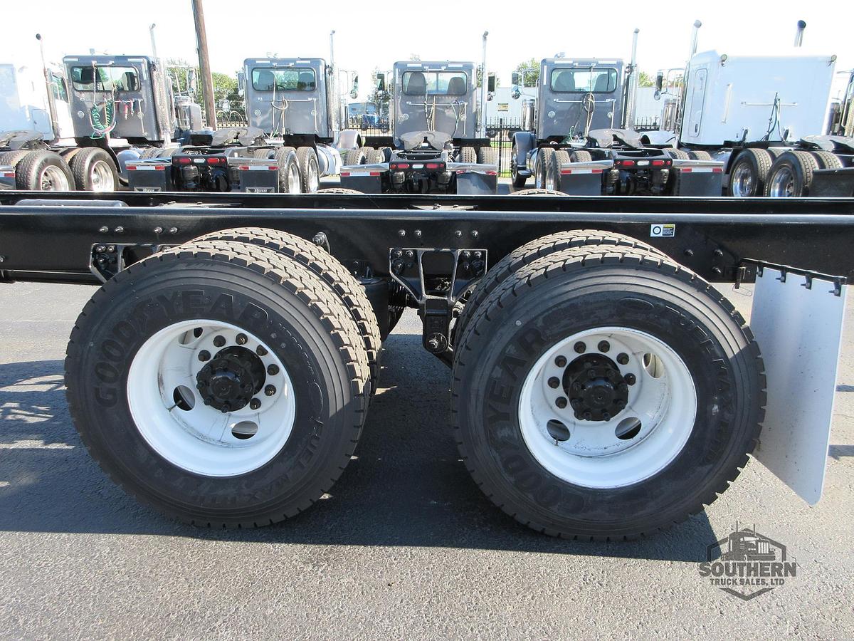 2025 KENWORTH T880