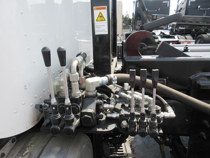 Used 2013 PETERBILT 348