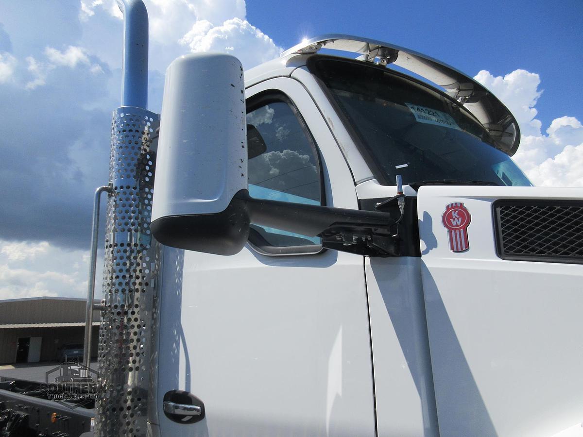 2025 KENWORTH T880