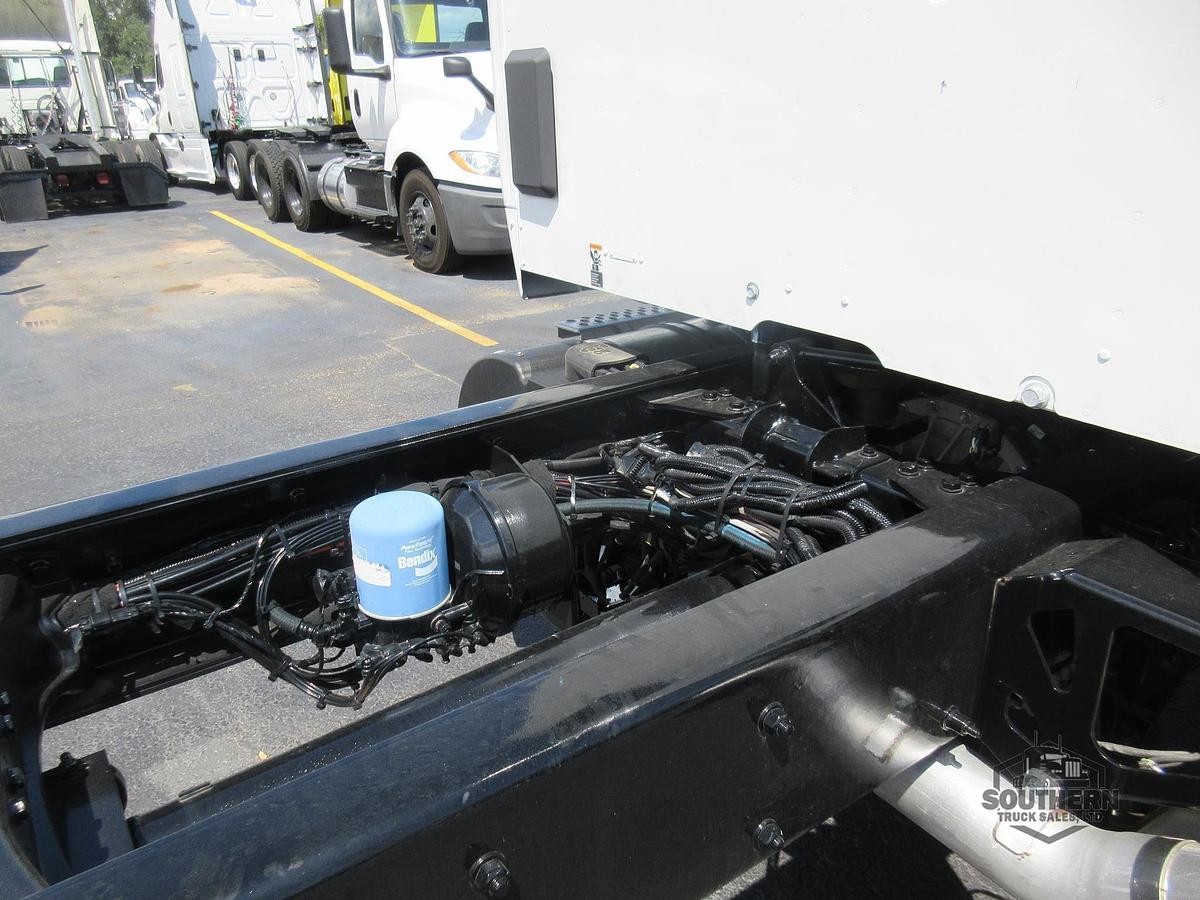 2025 KENWORTH T880