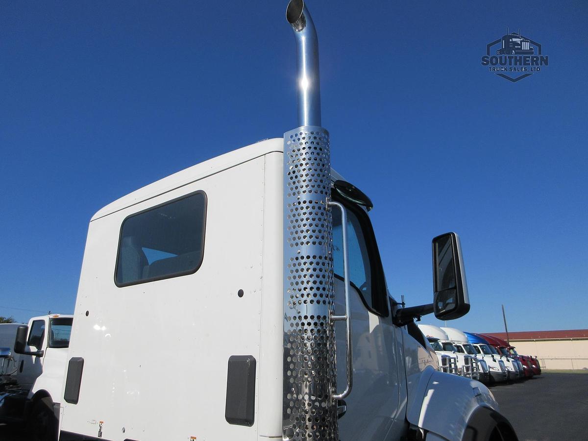 2025 KENWORTH T880