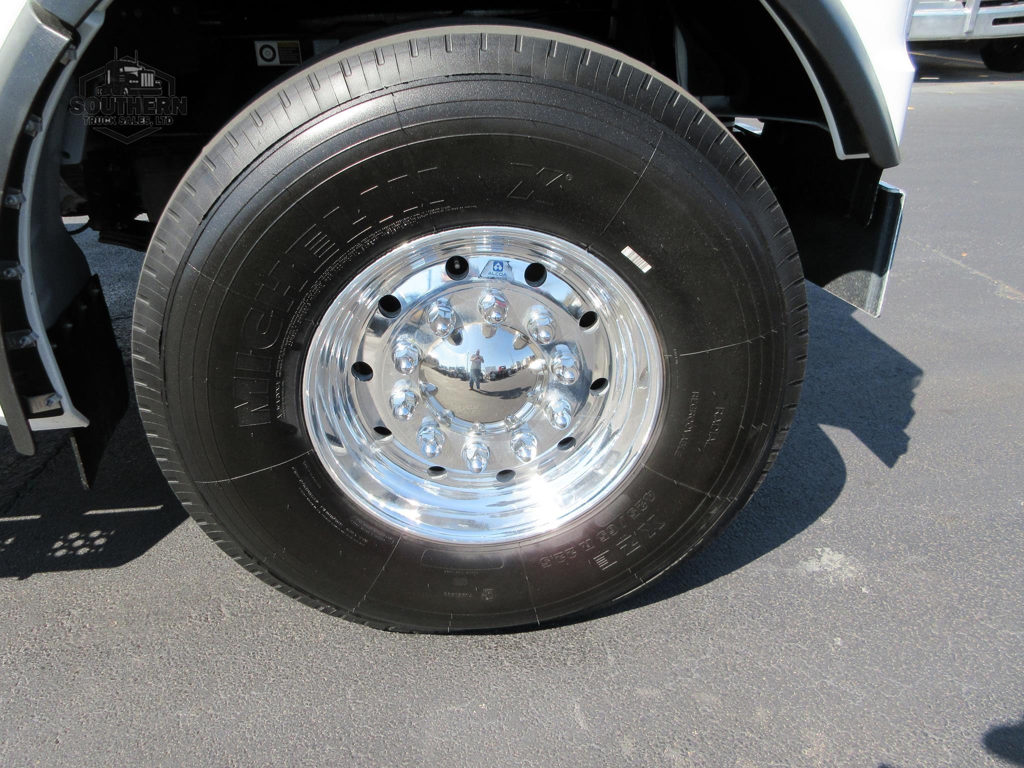 2025 KENWORTH T880