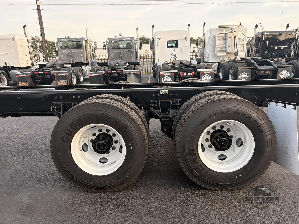 2025 KENWORTH T880