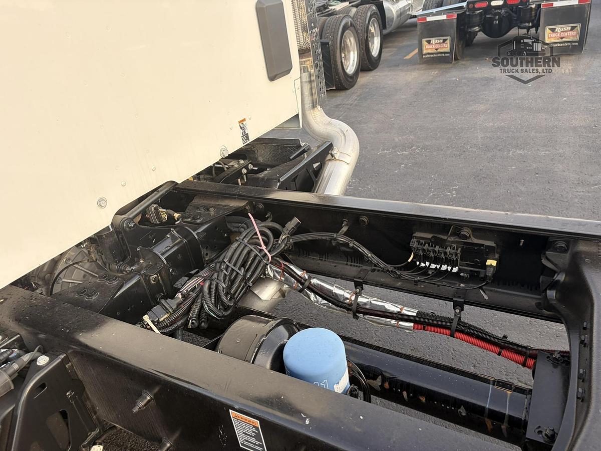 2025 KENWORTH T880