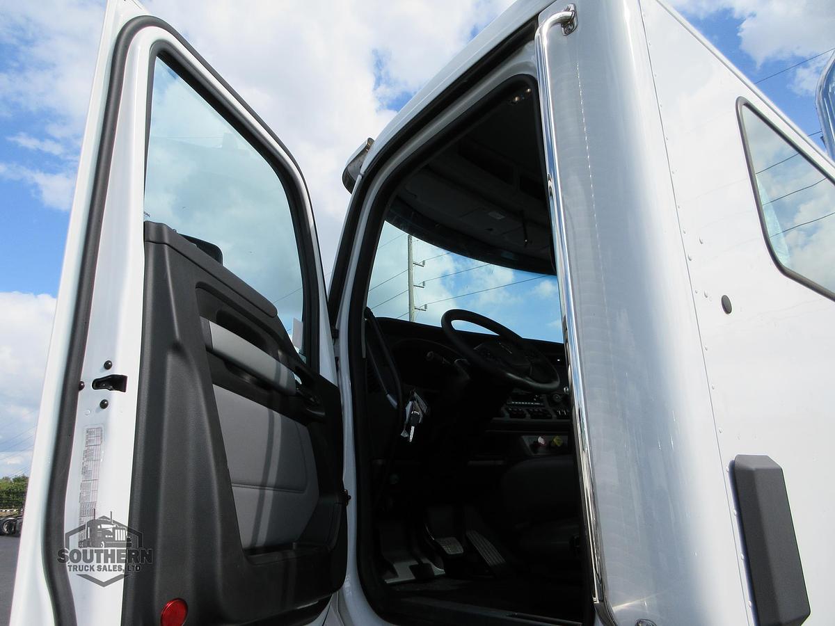 2025 KENWORTH T880