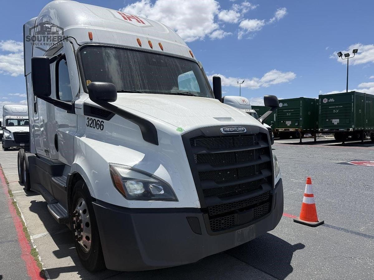 Used 2022 FREIGHTLINER CASCADIA 116