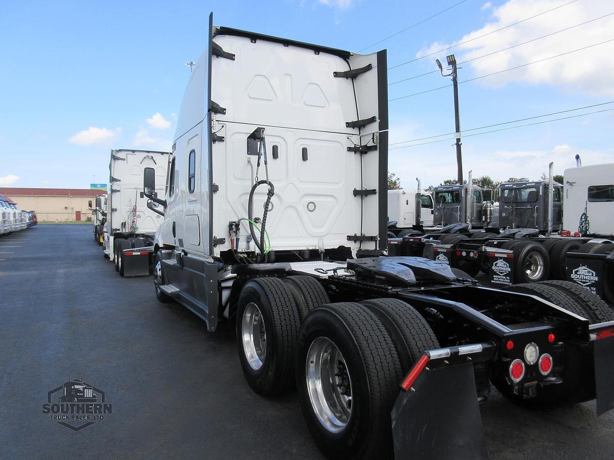 Used 2022 FREIGHTLINER CASCADIA 116