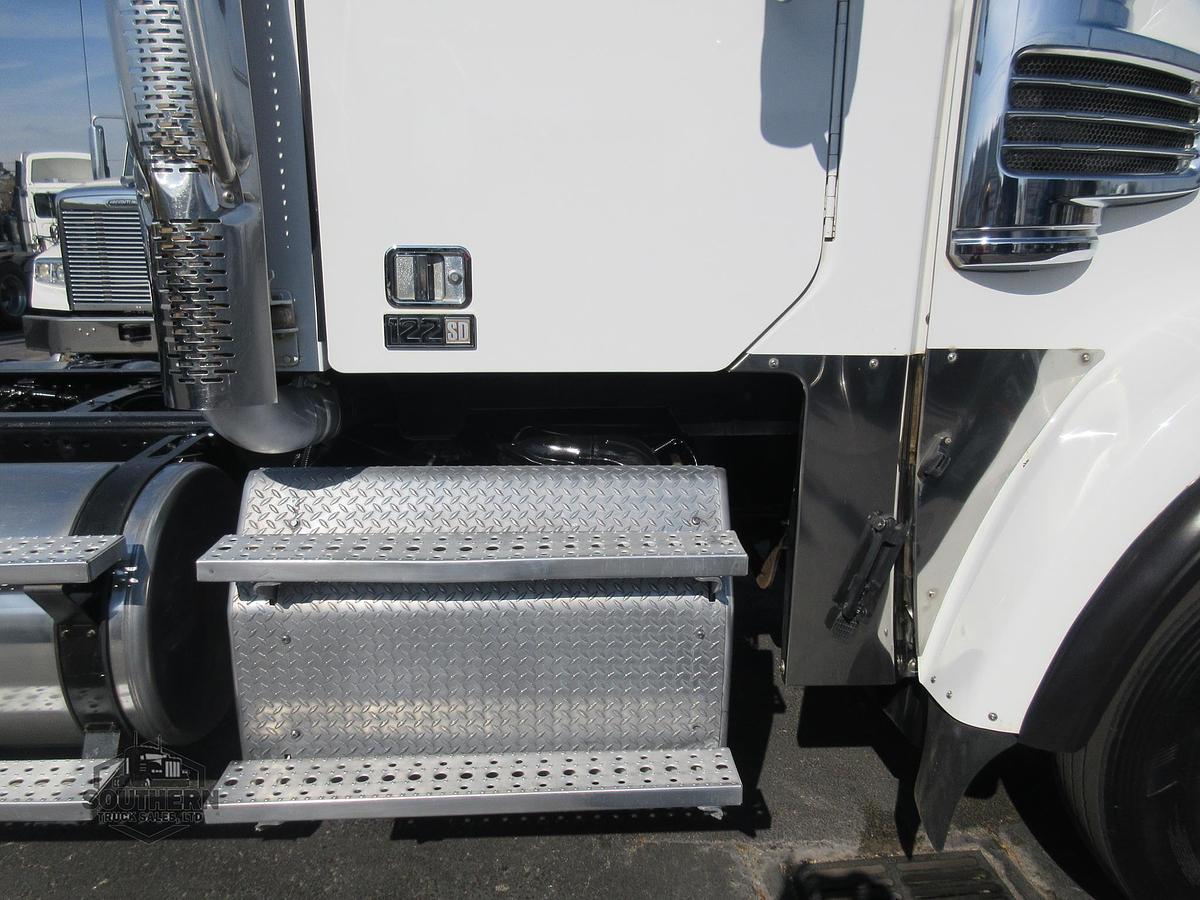 Used 2019 FREIGHTLINER 122SD