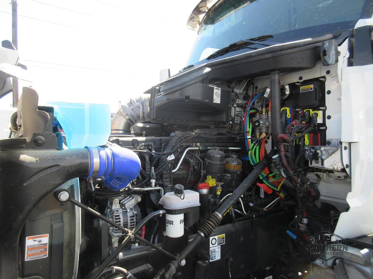 2025 KENWORTH T880