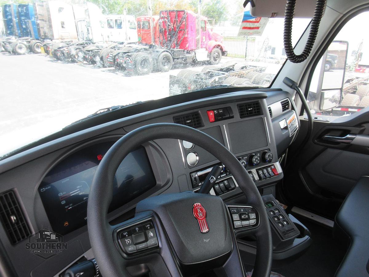 2025 KENWORTH T880