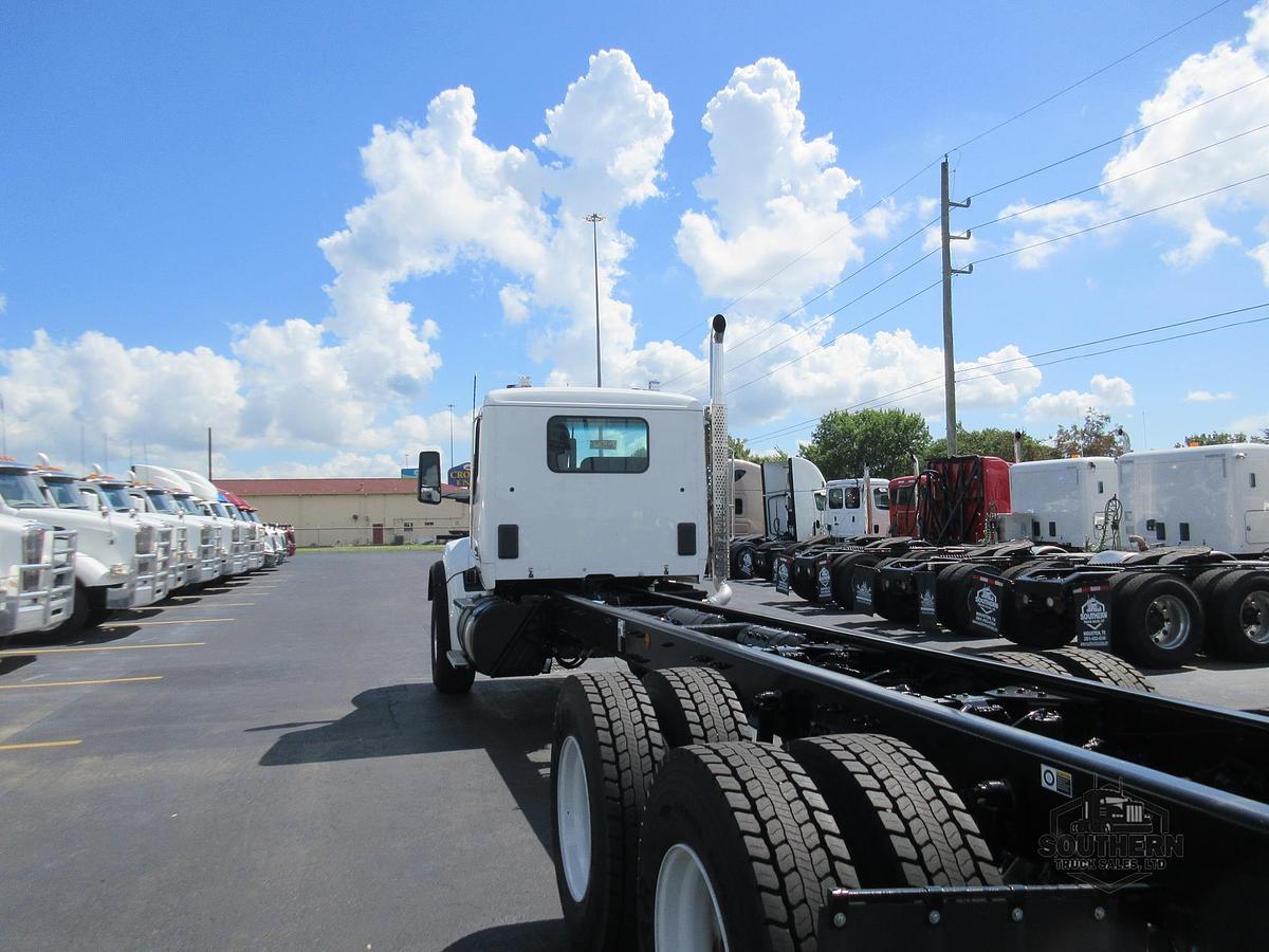 2025 KENWORTH T880