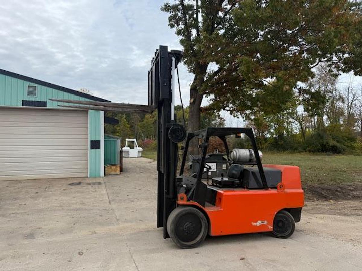 Used Lowery 20,000 lb Forklift – Propane Engine – Two-Stage Mast – Fork Positioner – Side Shift – Automatic Transmission