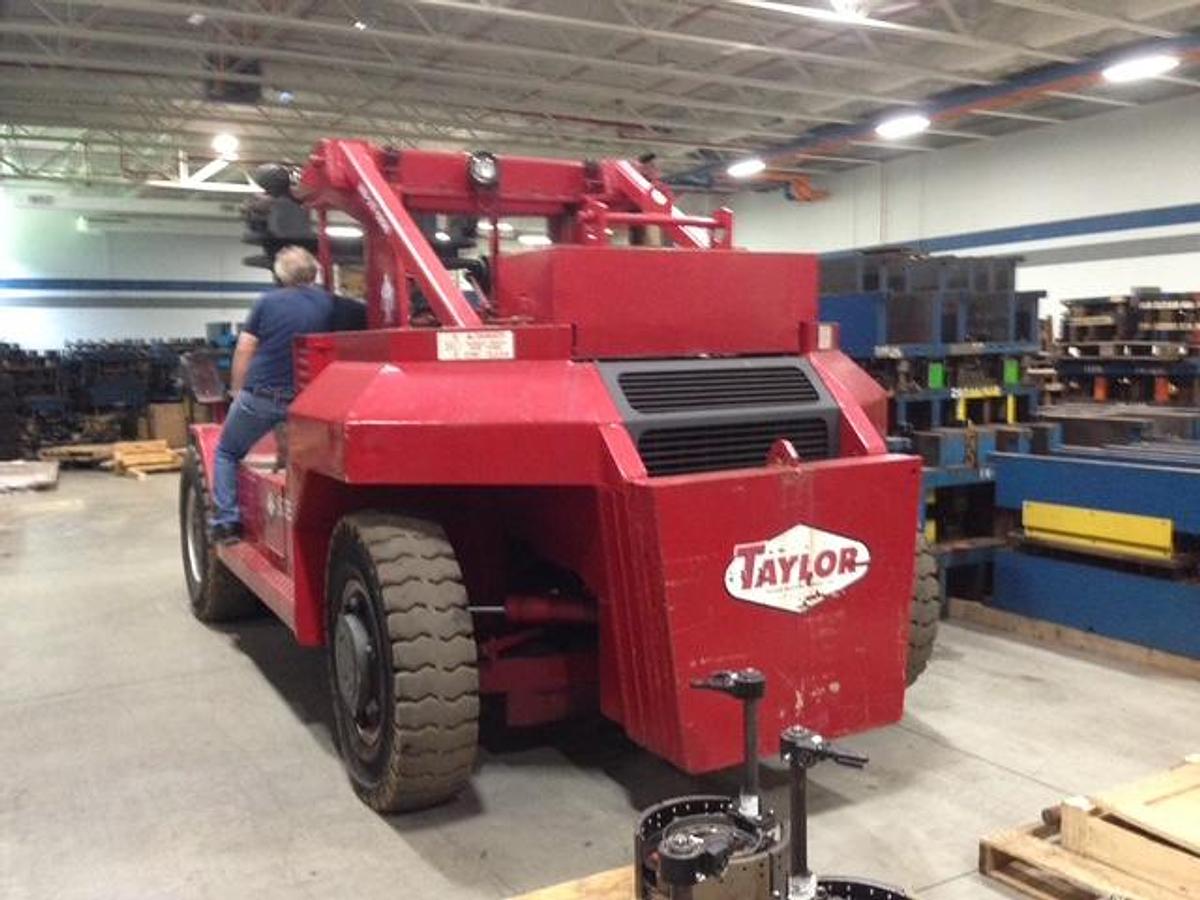 Used Taylor Rigger’s Special Forklift – 60,000 lb Capacity – Diesel Engine – Direct Lift Mast