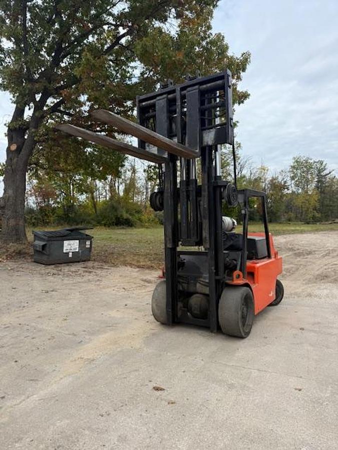 Used Lowery 20,000 lb Forklift – Propane Engine – Two-Stage Mast – Fork Positioner – Side Shift – Automatic Transmission