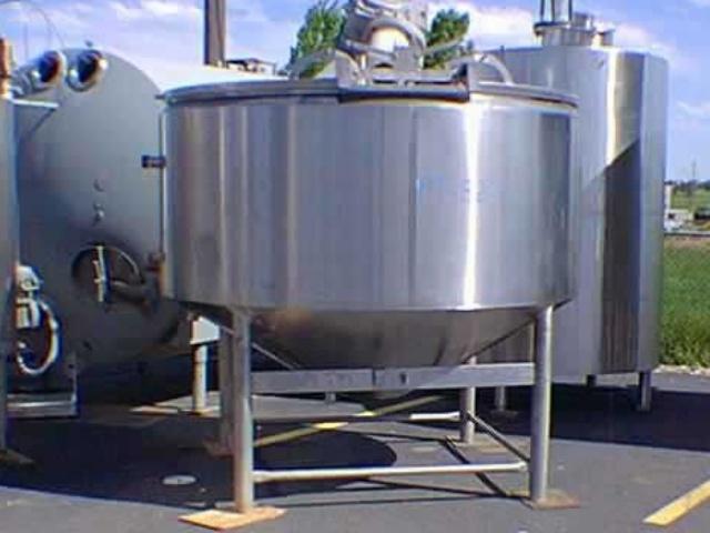 Usado 1000 GALLON PROCESSOR TANK WITH CONE BOTTOM AND LIFT LID