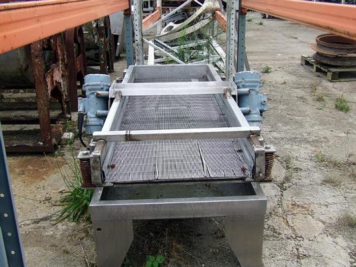 Used Całkowicie nierdzewny wibracyjny podajnik do równomiernego rozkładania produktu na taśmę np. tunelu zamrażalniczego z sitem separacyjnym do odsiewu kruszu