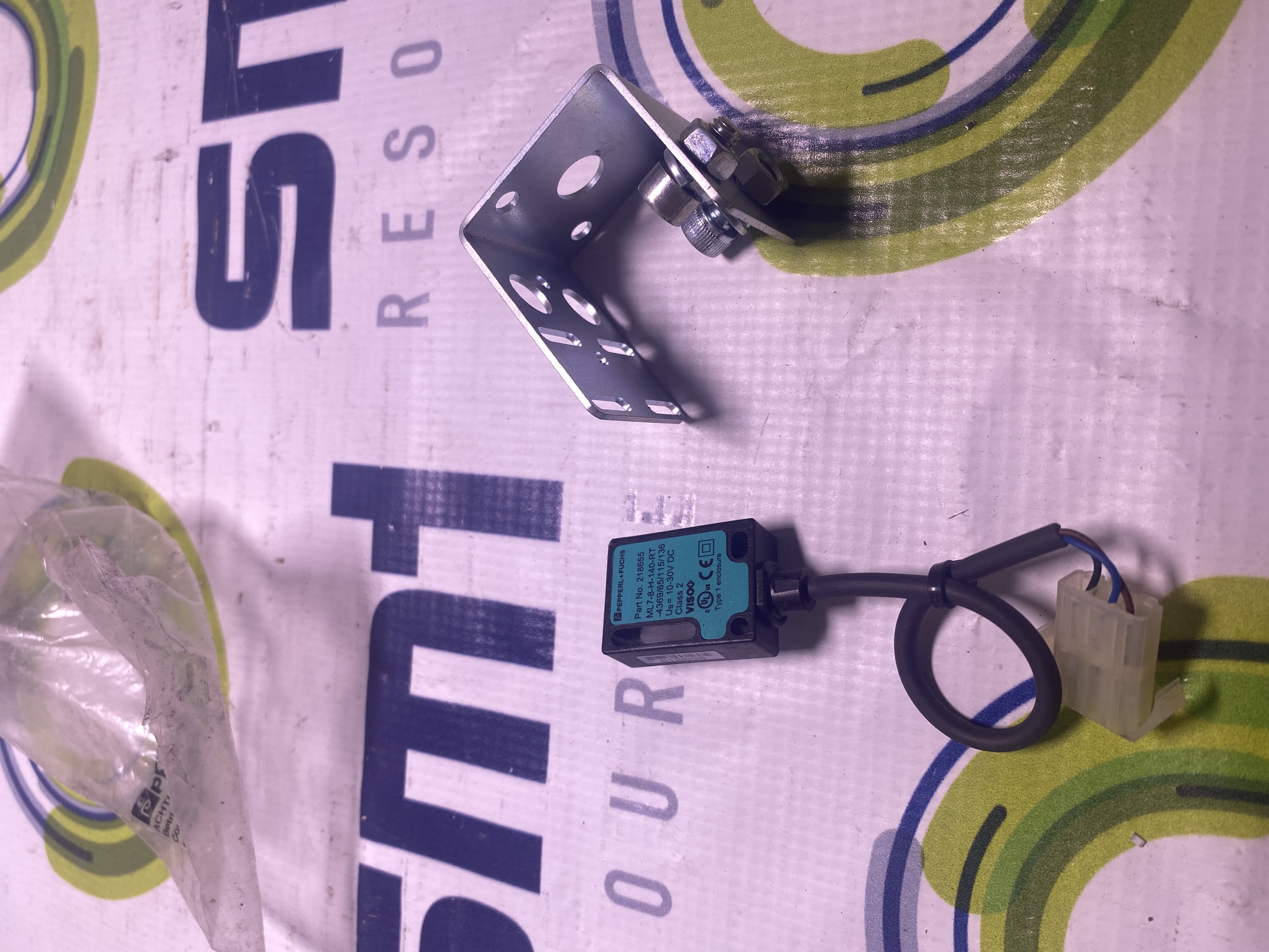 Pepperl+Fuchs ML7-8-H-140-RT-4369/65/115/136 Background Suppression Sensor w/ Bracket