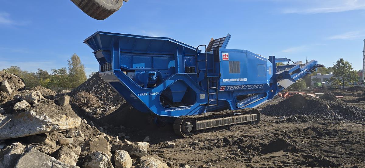 Used 2001 Terex Pegson Metrotrak 900 x 600