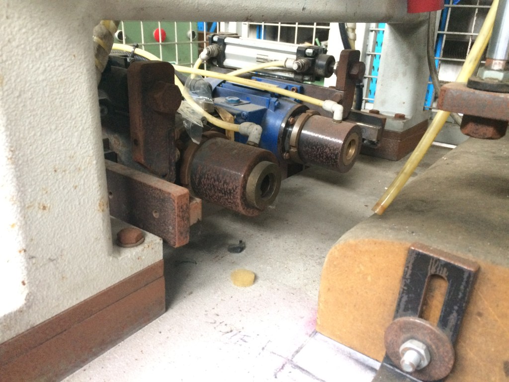 Usato Foratrice per sedili o componenti in multistrato