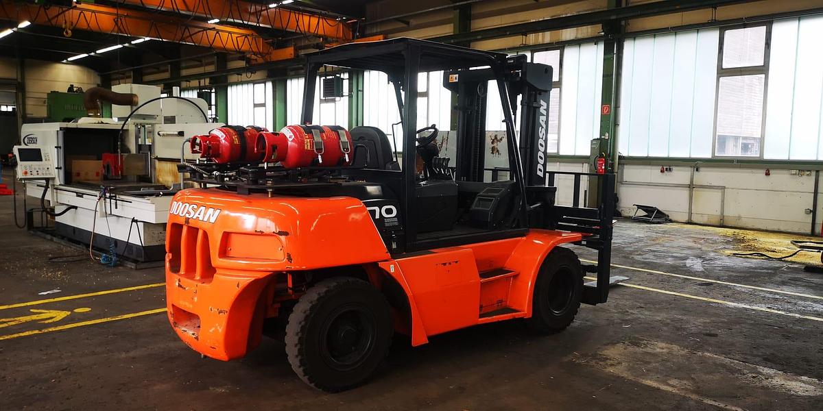 Used FORKLIFT  DOOSAN 7.0T GAS POWERED  ONLY 550 HOURS 