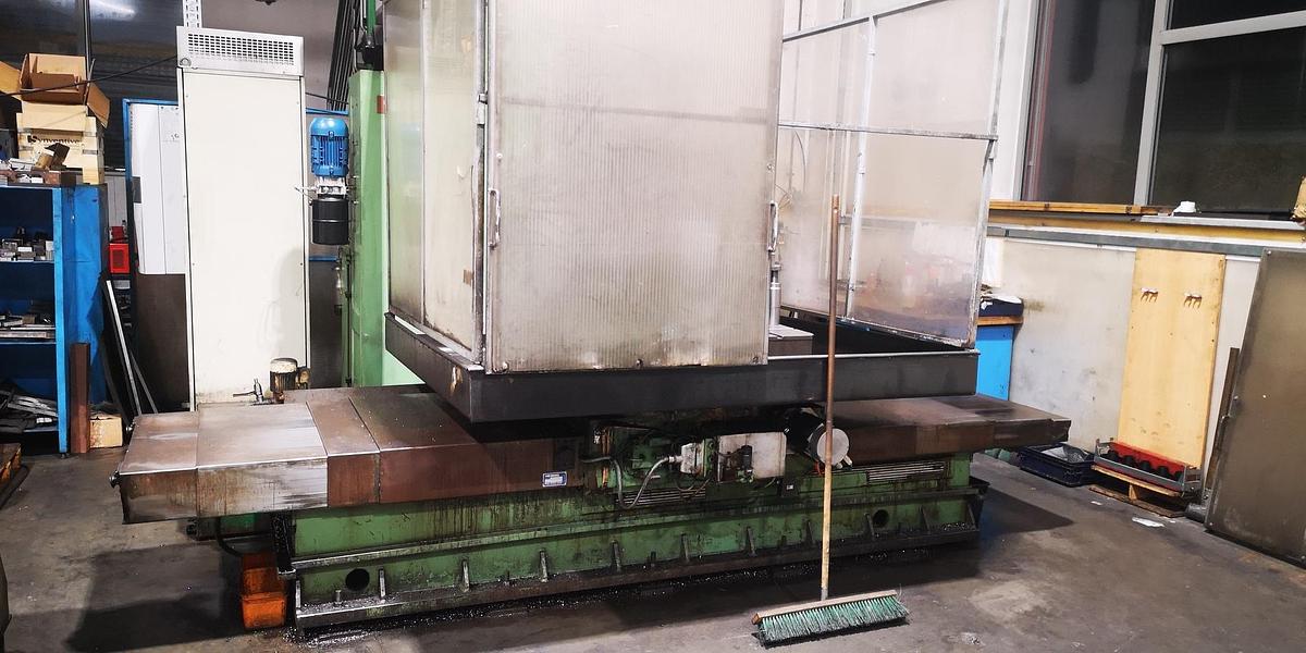 Used Technical data  Travel distances • X-axis (rotary table): 1,500 mm • Y-axis (vertical spindle): 1,300 mm • Z-axis (horizontal spindle): 750 mm  Control • CNC control: Control conversion to Heidenhain TNC 355 Conversion to Heidenhain TNC 415 possible  Automatic swivel head  (Switch between horizontal and vertical machining) Quill 120 mm Milling spindle holder SK 50 Speed 2,500 rpm  Year of manufacture 1994 • 2016 – General overhaul  Stepless NC rotary table • Rückle PKTF 55 • Clamping surface: 1500 x 1250 mm  Translated with DeepL.com (free version)