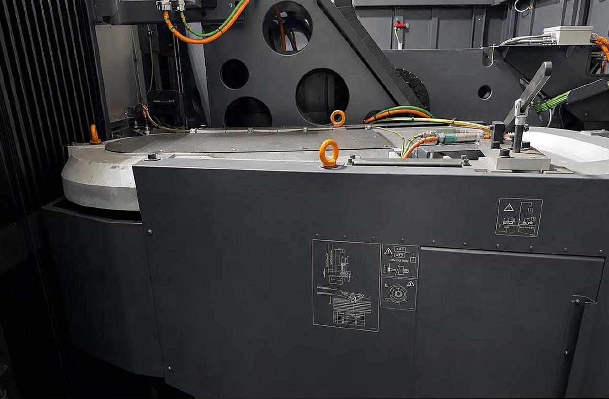 Used USED CNC DMF260/11 WITH TOOLS AND ACCESSORIESS