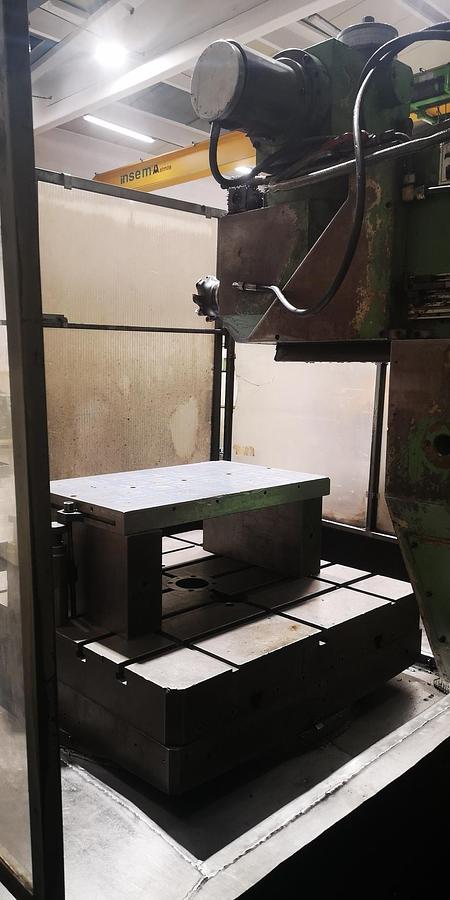 Used Technical data  Travel distances • X-axis (rotary table): 1,500 mm • Y-axis (vertical spindle): 1,300 mm • Z-axis (horizontal spindle): 750 mm  Control • CNC control: Control conversion to Heidenhain TNC 355 Conversion to Heidenhain TNC 415 possible  Automatic swivel head  (Switch between horizontal and vertical machining) Quill 120 mm Milling spindle holder SK 50 Speed 2,500 rpm  Year of manufacture 1994 • 2016 – General overhaul  Stepless NC rotary table • Rückle PKTF 55 • Clamping surface: 1500 x 1250 mm  Translated with DeepL.com (free version)