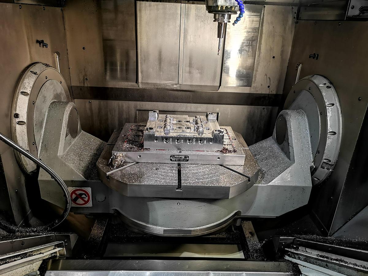 Used CNC 5 AXIS MILLING - HERMLE C40U-2009-WITH FULL TOOLS ACCESSORIESS