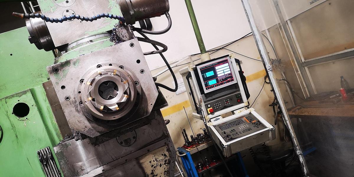 Used Technical data  Travel distances • X-axis (rotary table): 1,500 mm • Y-axis (vertical spindle): 1,300 mm • Z-axis (horizontal spindle): 750 mm  Control • CNC control: Control conversion to Heidenhain TNC 355 Conversion to Heidenhain TNC 415 possible  Automatic swivel head  (Switch between horizontal and vertical machining) Quill 120 mm Milling spindle holder SK 50 Speed 2,500 rpm  Year of manufacture 1994 • 2016 – General overhaul  Stepless NC rotary table • Rückle PKTF 55 • Clamping surface: 1500 x 1250 mm  Translated with DeepL.com (free version)