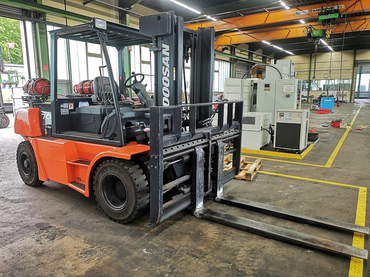 Used FORKLIFT  DOOSAN 7.0T GAS POWERED  ONLY 550 HOURS 