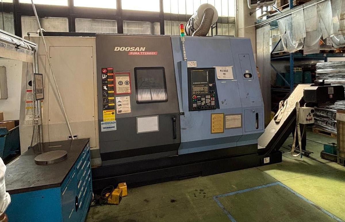 Used CNC LATHE DOOSAN PUMA TT2500SY TURNING AND MILLING CENTRE WITH TOOLS AND ACCESSORIESS