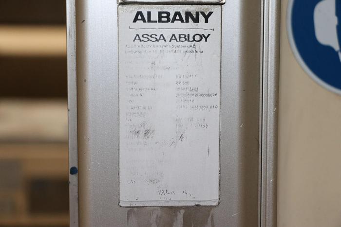 Used TWIN ROBOT WELDING CELL SEVERT-OTC 