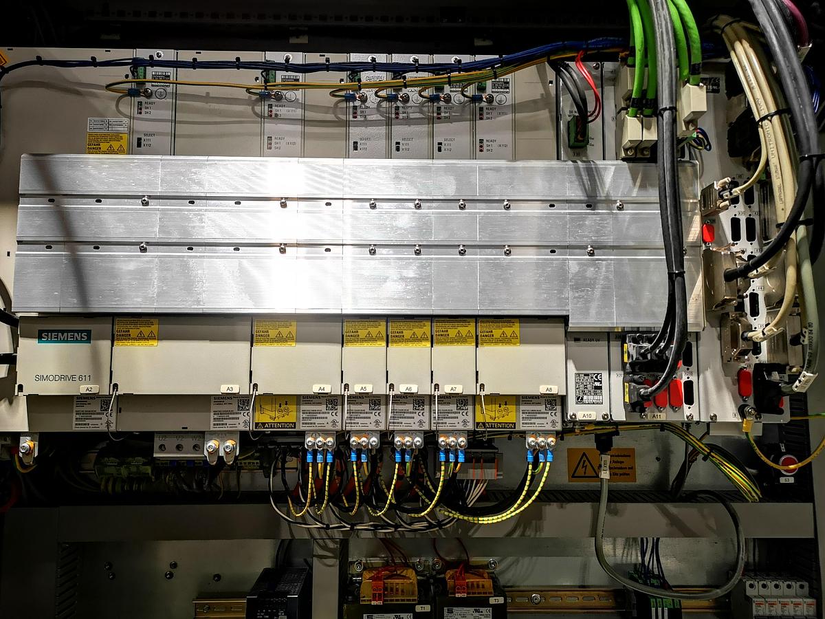 Used CNC 5 AXIS MILLING - HERMLE C40U-2009-WITH FULL TOOLS ACCESSORIESS