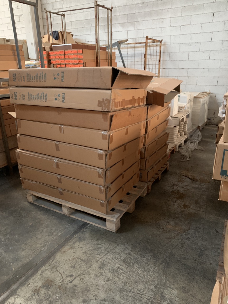 Usato Magazzino completo di una fabbrica di produzione lettini di alta qualità