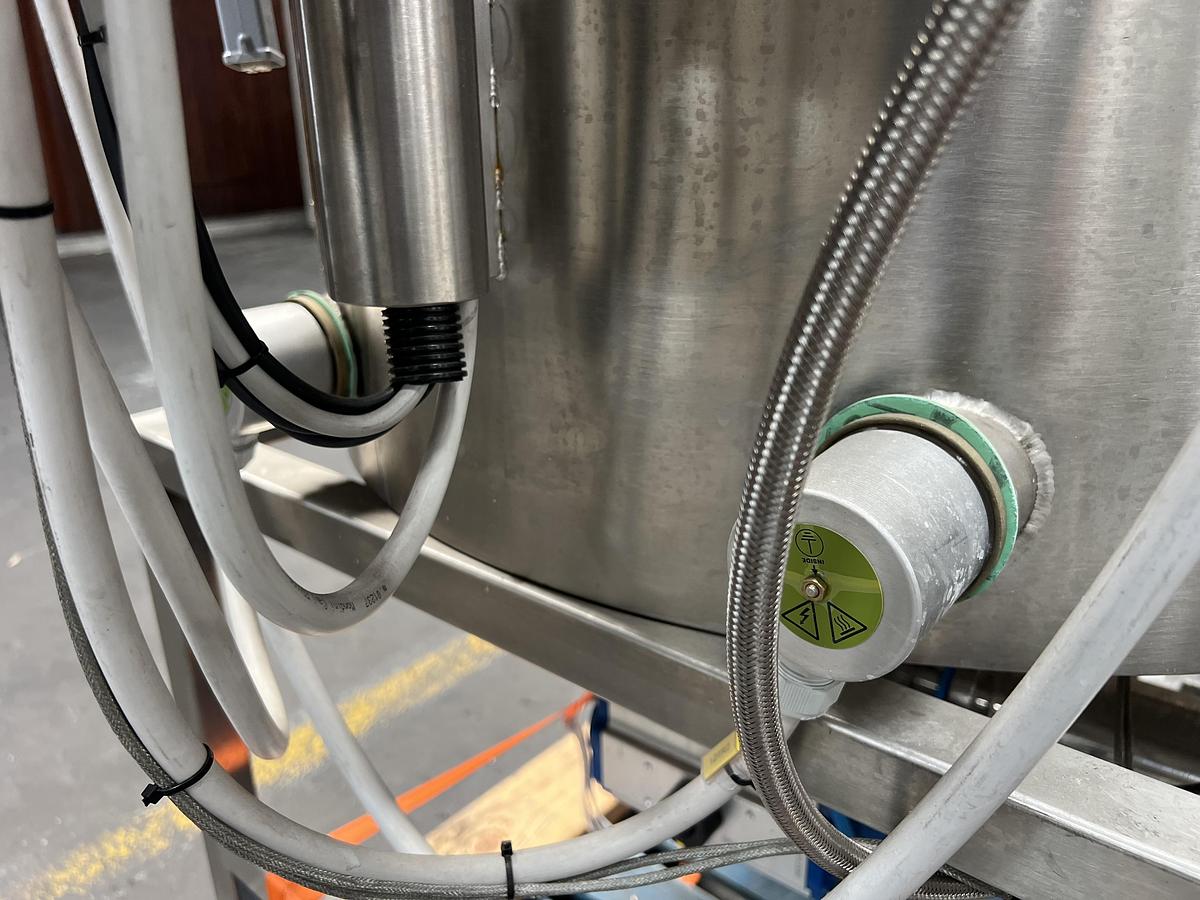Used Techno Fluss “Seven Fluss” model VM5000-TBP50 pneumatic volumetric dosing filler for viscous products