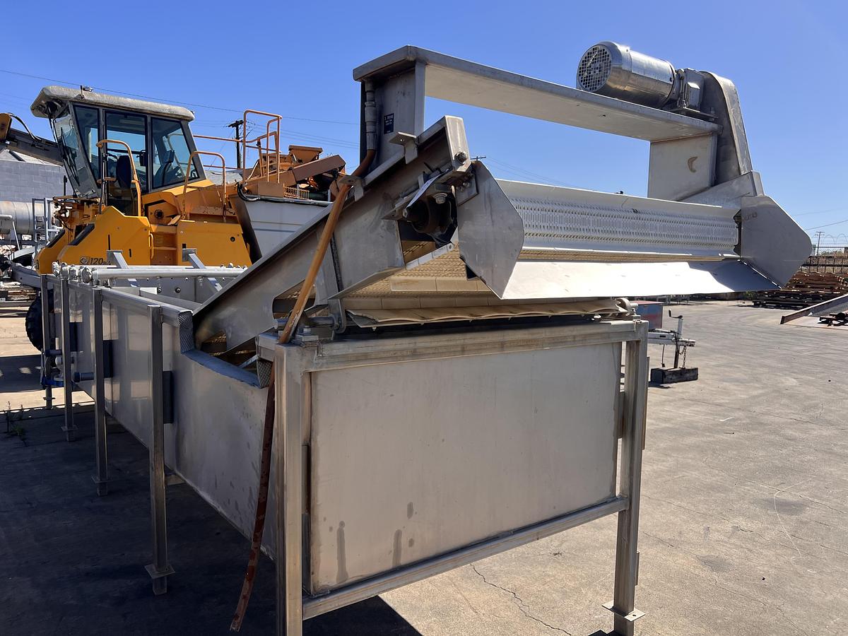 Used 48” wide flooded wash tank elevator for floating product